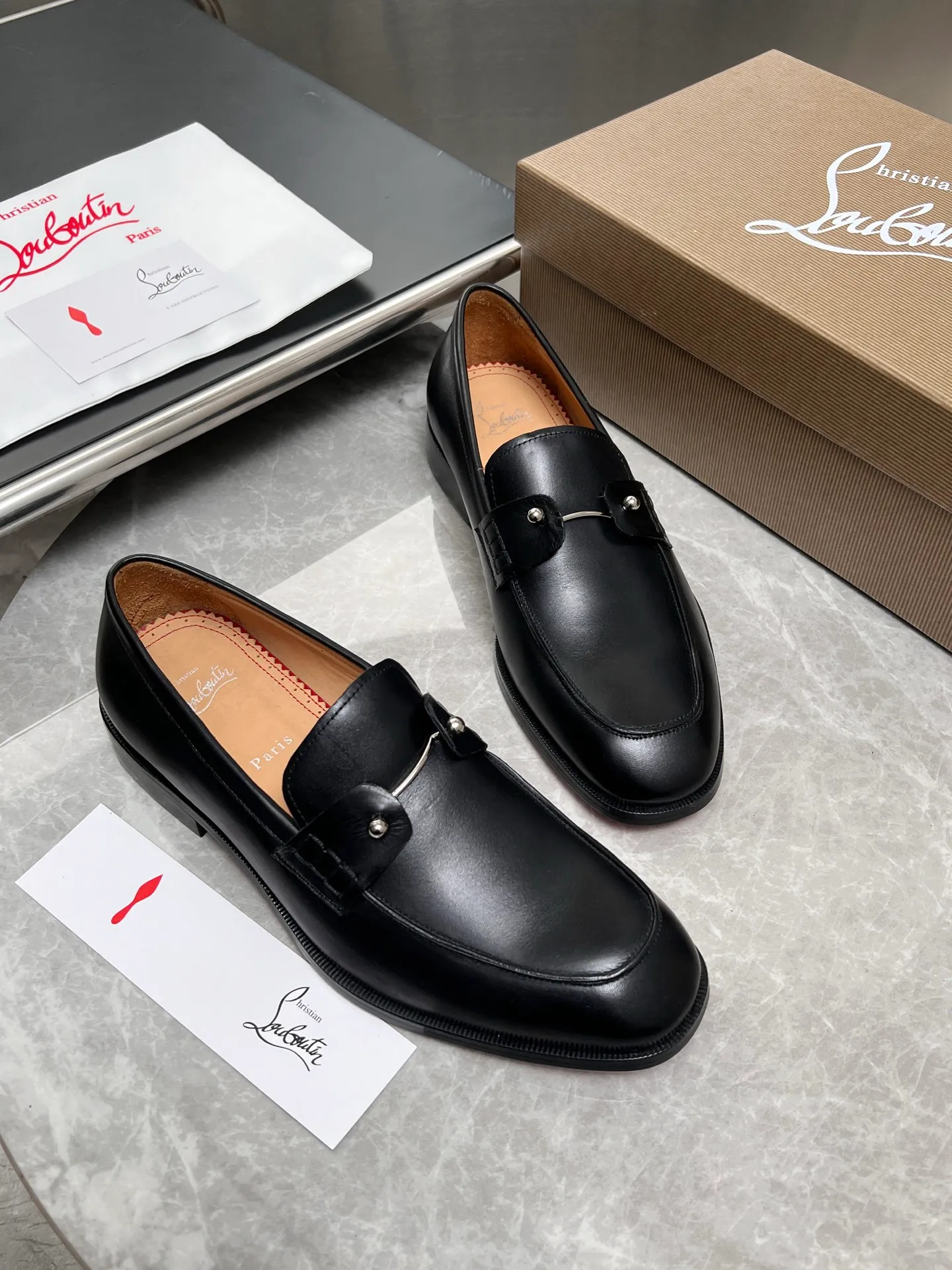 [CL red sole] Top P: 900💰 Number of yards: 39~44 (38.4546. Customized, non-refundable) CL new men's formal shoes Loaf leather shoes Christia* Loubouti* red sole shoes The red sole is luxurious and elegant, reshaping the style boundary of casual formal wear. It is extremely innovative in material selection, and creates a rich visual and tactile experience through the collision of different materials! Made of top-grade calfskin/glossy patent leather/spliced ​​technical fabric in contrasting colors. The upper is stitched by hand with fine and even stitching. It is based on the square-toe loafer shoe shape, with neat and elegant lines, which fits the toughness of men's wear. The upper is embellished with metal rivets, injecting individual details into classic loafers, breaking the mediocrity of casual shoes, and giving a concrete expression of "low-key luxury". From the original color/red cowhide lining inside the shoe to the instantly recognizable red sole, the "red sole" is not only the brand's visual identity, but also a "luxury codeword" when walking. The red sole exposed inadvertently conveys taste and identity instantly. From the innovative splicing of materials, to the personalized fusion of design, to the ingenious inheritance of craftsmanship, the Christian Louboutin men's loafer series is not only a pair of casual shoes, but also a "yuppie style" dressing weapon for men. Whether it is a casual business meeting or a casual look for daily travel, it can help you become a unique and stylish man in every occasion with its "red Loaf" attitude.